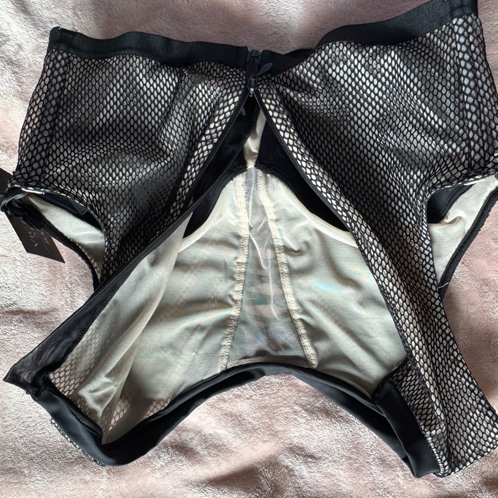 Victoria's Secret Black Bra with Molded Cups and Underwire - Picture 5 of 8